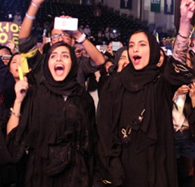 Local fans shout during the performance of K-pop band INFINITE at the Sheikh Rashid Hall, World Trade Center in Dubai, the United Arab Emirates on Dec. 6. (Yonhap)