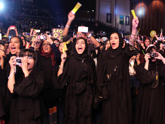 Local fans shout during the performance of K-pop band INFINITE at the Sheikh Rashid Hall, World Trade Center in Dubai, the United Arab Emirates on Dec. 6. (Yonhap)