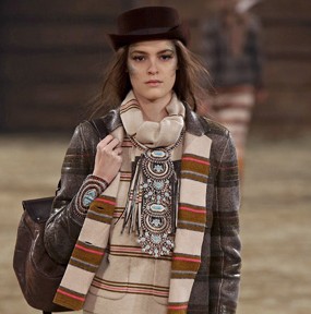 A model walks on a runway wearing pants made from TROA’s hanji fabric during Chanel’s Pre-Fall 2014 fashion show in Dallas, Texas on Dec. 10.
(Courtesy of Evans Caglage/Firstview.com)