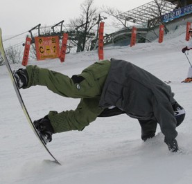 Snowboarders can suffer wrist injuries if they fall. (Korea Times file)