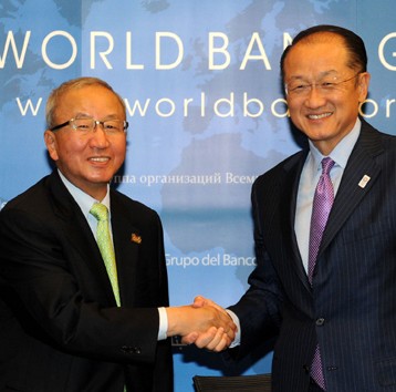 Hyun Oh-seok, South Korea's finance minister and JIM YONG KIM, PRESIDENT OF THE WORLD BANK (Photo by Ministry of Strategy and Finace)