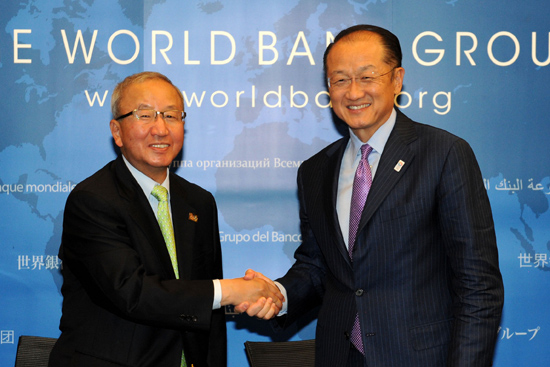 Hyun Oh-seok, South Korea's finance minister and Jim Yong Kim, President of the World Bank (Photo by Ministry of Strategy and Finace)