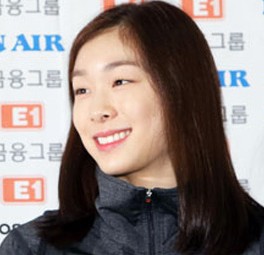 Kim Yu-na waves to her fans at the Incheon International Airport before leaving for Croatia, Tuesday. / Yonhap