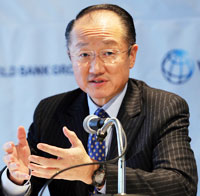 Jim Yong Kim, president of the World Bank, answers questions at a press conference at Grand Hyatt Hotel, Tuesday. / Yonhap