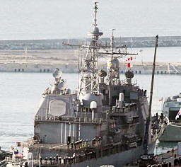 The U.S. Navy’s 9,800-ton Aegis cruiser Shilo, left, and Korea’s 7,600-ton Aegis destroyer Yulgok Yi I are anchored in Busan on Dec. 5. (Yonhap)