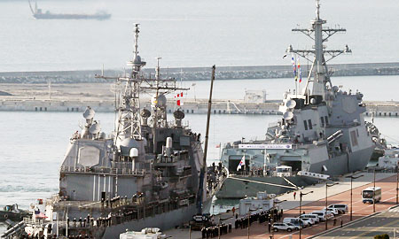 The U.S. Navy’s 9,800-ton Aegis cruiser Shilo, left, and Korea’s 7,600-ton Aegis destroyer Yulgok Yi I are anchored in Busan on Dec. 5. (Yonhap)