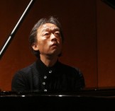 Chung Myung-whun plays the piano during a news conference in southern Seoul on Tuesday. (Yonhap)