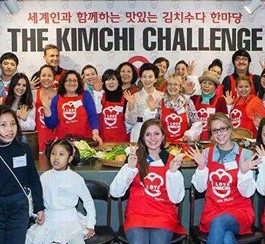 Team members take part in the “Kimchi Battle” at the Kimchi Cultural Center in Yeoksam-dong, Seoul, Saturday. (Courtesy of Pilar Perez)