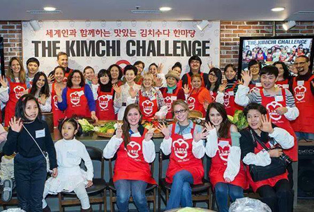 Team members take part in the “Kimchi Battle” at the Kimchi Cultural Center in Yeoksam-dong, Seoul, Saturday. (Courtesy of Pilar Perez)