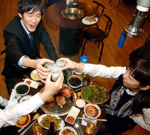 Office workers raise their glasses at their year-end party in a pub in Seoul in this file photo. During the year-end festive season, people tend to drink more than usual. (Korea Times)