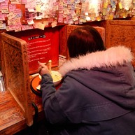 A visitor has a meal alone at a Japanese restaurant, Ichimen, in Sinchon, Seoul. The restaurant provides rooms separated with wooden panels for those who want to eat alone. (Korea Times file)