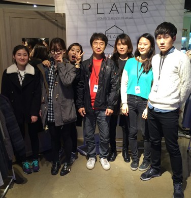 Student designer Kim Ga-eun, second from right, poses with Plan 6 colleagues at the brand’s pop-up store at a department store in Seoul. 
/ Courtesy of Plan 6