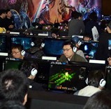 Game fans play newly-released online games at the G-Star game industry fair in BEXCO, Busan, in November last year. The event lost some of its luster after Korean companies refused to participate in protest of the political efforts to strengthen restrictions on gaming habits. (Korea Times)