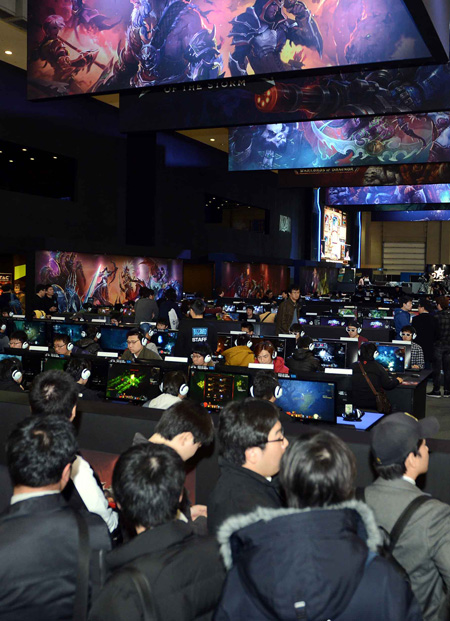 Game fans play newly-released online games at the G-Star game industry fair in BEXCO, Busan, in November last year. The event lost some of its luster after Korean companies refused to participate in protest of the political efforts to strengthen restrictions on gaming habits. (Korea Times)
