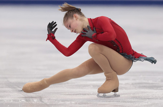 A dominant skater in this Olympic season, Russia’s Julia Lipnitskaia is the favorite to win the Grand Prix Finals in Fukuoka, Japan, which begins Thursday. / AP-Yonhap