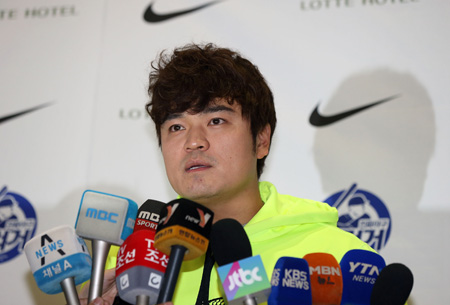 Texas Rangers’ newly-added hitter Choo Shin-soo answers questions from reporters at Incheon International Airport, Monday. Choo signed a seven-year, $130 million contract to be the team’s leadoff hitter and left fielder. (Yonhap)