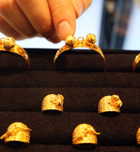 Various gold rings and bracelets are on display at a store in Seoul in this file photo. Koreans traditionally bring these as gifts for babies at their first-birthday parties. (Yonhap)