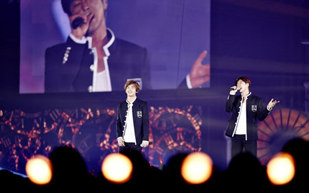 Max Changmin, left, and U-know Yunho, of the K-pop duo TVXQ sing a song from their debut album “Hug,” during their 10th anniversary concert, titled “Time Slip,” at the KINTEX, Ilsan, Gyeonggi Province, Thursday.  (Courtesy of SM Entertainment)