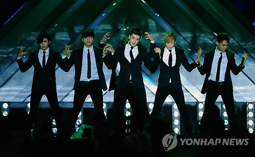 South Korea pop group UKISS performs on the stage during the 2013 Hallyu Dream Concert in Kyungju, South Korea on October 06, 2013. (Yonhap)