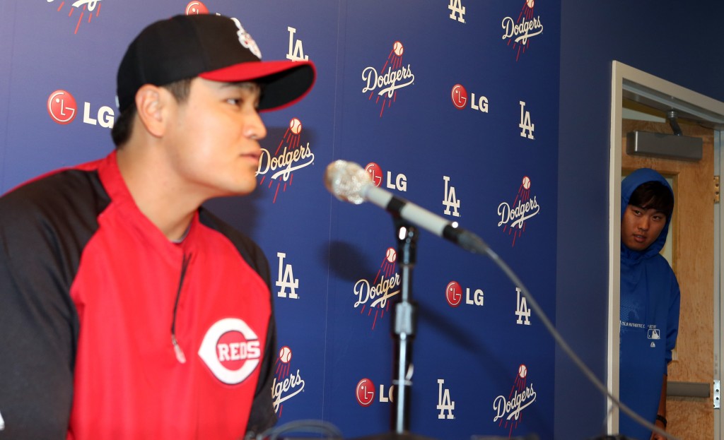 Just when will Shin-soo Choo, left, sign? Even Hyun-jin Ryu must be curious. (Korea Times File)