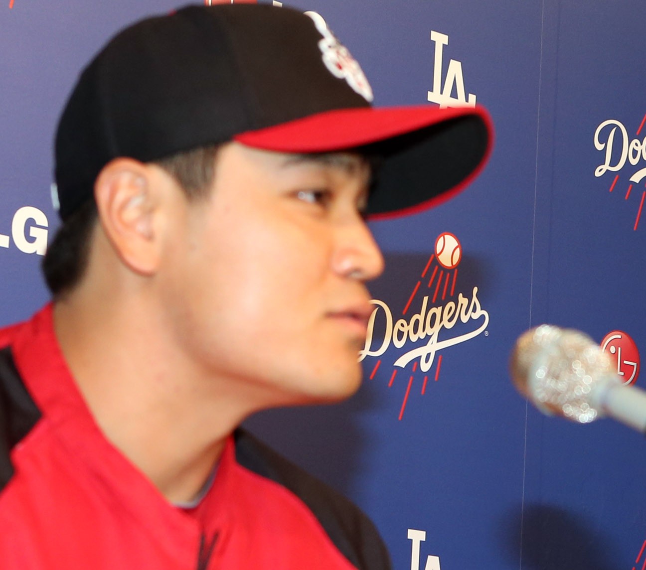 Just when will Shin-soo Choo, left, sign? Even Hyun-jin Ryu must be curious. (Korea Times File)