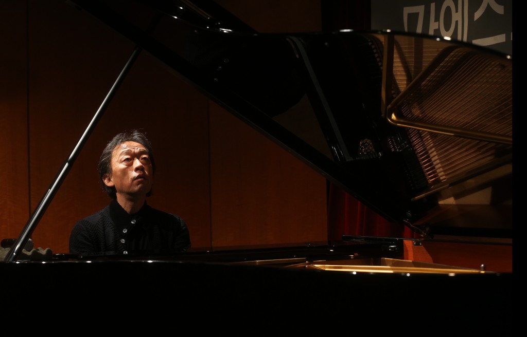 Chung Myung-whun plays the piano during a news conference in southern Seoul on Tuesday. (Yonhap)