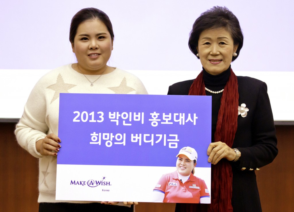 Park Inbee delivered another check to the Make-A-Wish Foundation of Korea just in time for this Christmas. (Yonhap) 