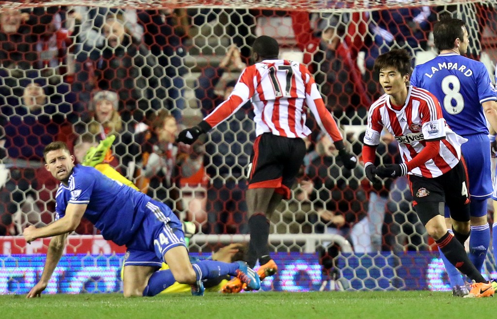 Sunderland's Ki Sung Yueng, right, celebrates his goal during their English League Cup quarter final soccer match against Chelsea at the Stadium of Light, Sunderland, England, Tuesday, Dec. 17, 2013. (AP Photo/Scott Heppell)