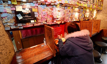 A visitor has a meal alone at a Japanese restaurant, Ichimen, in Sinchon, Seoul. The restaurant provides rooms separated with wooden panels for those who want to eat alone. (Korea Times file)