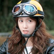 Girls’ Generation’s Yoona stars in a scene from “Prime Minister 
and I” opposite veteran actor 
Lee Bum-soo.