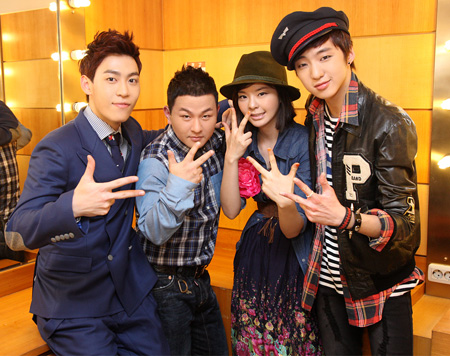 John Park, left, poses with fellow contestants, including winner Huh Gak, of “Superstar K2” in this 2010 file photo. (Korea Times file)