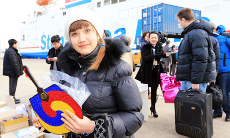 Russian tourists disembark from a ferry, called the New Blue Ocean Line connecting Korea and Russia, at the eastern port city of Sokcho, Wednesday. Tourists from Russia can travel without a visa for 60 days here as a visa-waiver program between Korea and Russia went into effect this year. (Yonhap)