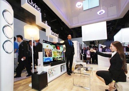 A Samsung Electronics official explains key functions of its new “Samsung Smart Home” program at its booth in this year’s International Consumer Electronics Show (ICES) at the Las Vegas Convention Center, Wednesday. (Courtesy of Samsung Electronics)