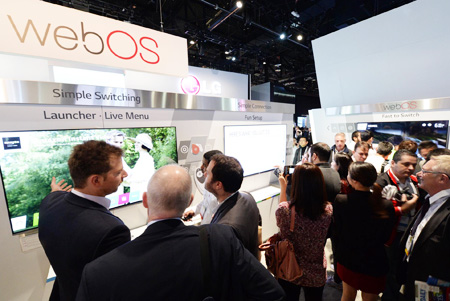 Participants look at LG Electronics’ Web OS TV platform to be used in the firm’s premium smart TV at its booth in this year’s International Consumer Electronics Show (ICES) at the Las Vegas Convention Center, Wednesday. (Courtesy of LG Electronics)