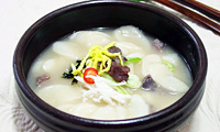 Korea’s traditional rice cake soup “tteokguk”