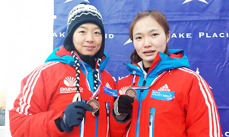 Bobsledders Kim Seon-ok, left, and Shin Mi-hwa pose with their bronze medals after their third-place finish in the two-woman race in the North America's Cup in Lake Placid, New York, on Friday (KST). It was Korea's first medal in the female competition of an international bobsled event. (Yonhap)