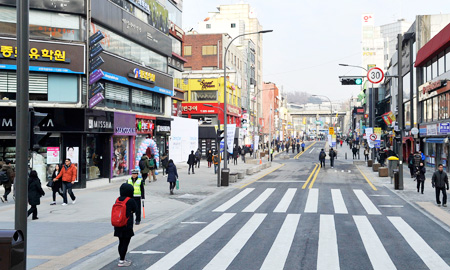 People walk on Yonsei Street of which car lanes were reduced to two from four to give more space for pedestrians.
(Courtesy of Seodaemun District Office)