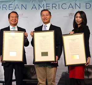 Donald Manzullo, left, president and CEO of the Korea Economic Institute of America, poses with honored business leaders at the Korean American Day celebration at the Newseum building in Washington, D.C., Monday. They are, from left, Manzullo; Simon Lee, chairman and CEO of STG; Michael Yang, co-founder of Become.com; and Sarah Paiji, co-founder of Snapette. 
(Yonhap)