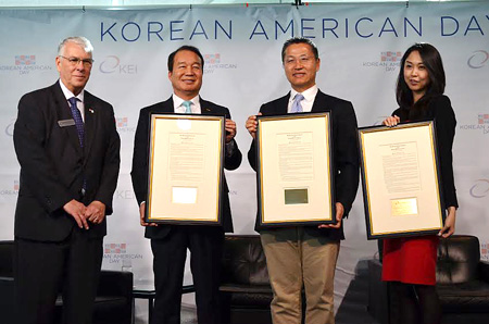 Donald Manzullo, left, president and CEO of the Korea Economic Institute of America, poses with honored business leaders at the Korean American Day celebration at the Newseum building in Washington, D.C., Monday. They are, from left, Manzullo; Simon Lee, chairman and CEO of STG; Michael Yang, co-founder of Become.com; and Sarah Paiji, co-founder of Snapette. (Yonhap)