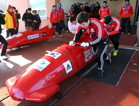 Korea’s bobsleigh national team practices at Alpensia Ski Resort in Gangwon Province, Monday. (Yonhap)