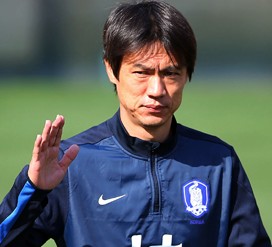 Korea’s football team manager Hong Myung-bo waves to reporters during the team’s practice at the Los Angeles Coliseum, Calif., Monday. (Yonhap)