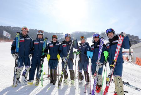 Korea’s national ski team members pose at Alpensia Ski Resort in Gangwon Province on Jan. 19. The Korean delegation to Sochi Winter Olympics has increased to a record 71, with five more ski athletes added to compete in the event. (Yonhap)