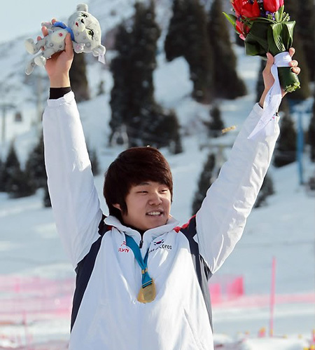 Jung Dong-hyun, 26, who has long been the nation’s top alpine skier, will seek redemption at the Sochi Olympics after a thigh injury kept him from completing the slalom event at the Vancouver Games four years ago.  (Yonhap)