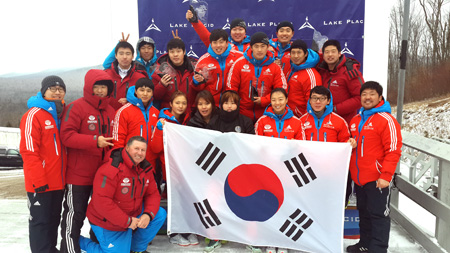 The Korea’s national bobsleigh team poses after finishing its training ahead of the Sochi Olympics in Lake Placid, New York, on Jan. 13 (KST). Korea is likely to send its biggest-ever Winter Olympic delegation to the Games, thanks to the dramatic improvement of its athletes in sledding sports. 
(Courtesy of Korea Bobsleigh & Skeleton Federation)