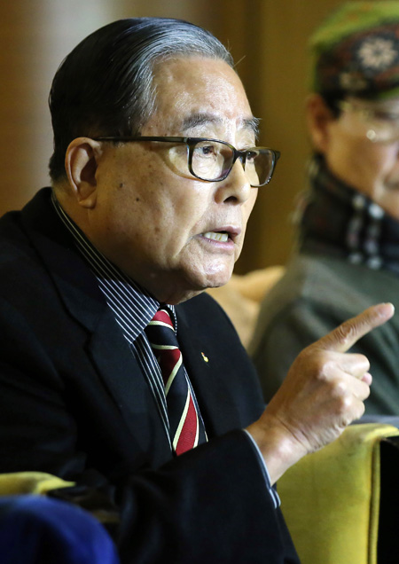 Asian Skating Union President Chang Myong-hi speaks Tuesday at a press conferernce. Chang criticized the Korea Skating Union for its deep-rooted
nepotism, which was highlighted by a recent sexual harassment scandal by a national short-track speed skating team coach.  (Yonhap)