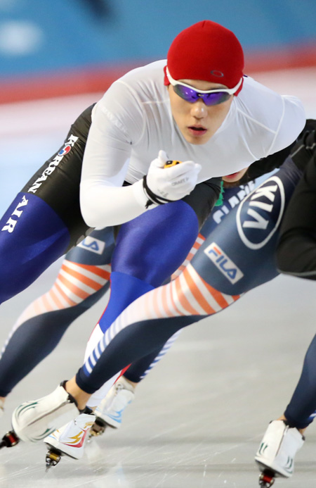 Mo Tae-bum, defending Olympic champion in the men’s 500-meter speed-skating, trains at the Taereung International Skating Rink in Seoul, Thursday.  (AP-Yonhap)