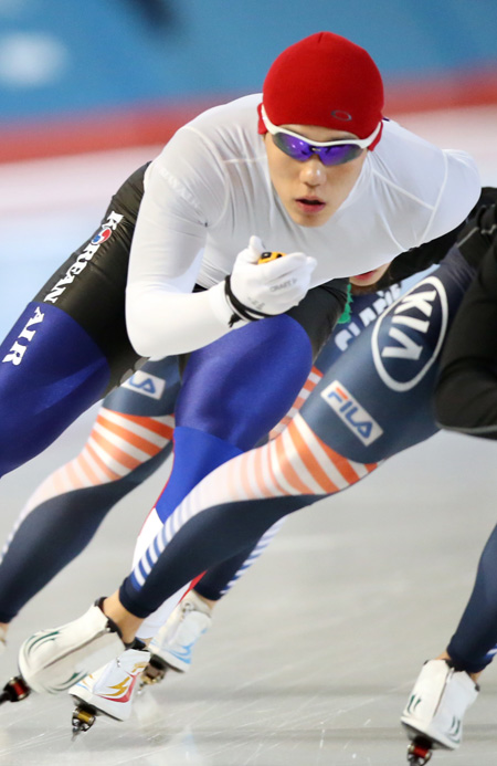 Mo Tae-bum, defending Olympic champion in the men’s 500-meter speed-skating, trains at the Taereung International Skating Rink in Seoul, Thursday. (AP-Yonhap)