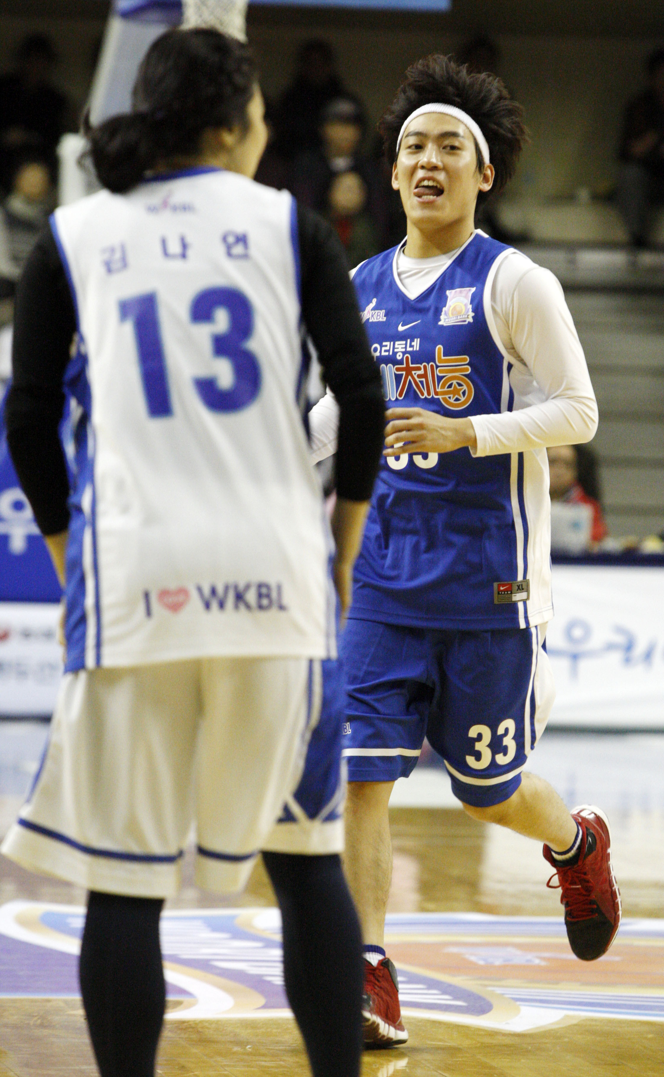Entertainer men defeat WKBL Legends – The Korea Times