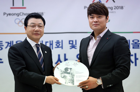 Texas Rangers’ Choo Shin-soo, right, and Kim Jin-sun, president of the 2018 PyeongChang Olympic organizing committee, pose with a commemorative plate after Choo was named a goodwill ambassador for the event at the Korea Press Center in Seoul, Monday. (Yonhap)