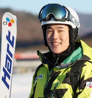 Choi Jae-woo, who will represent Korea in the mogul ski competition at the Sochi Games, believes he has a shot at Olympic hardware. (Yonhap)